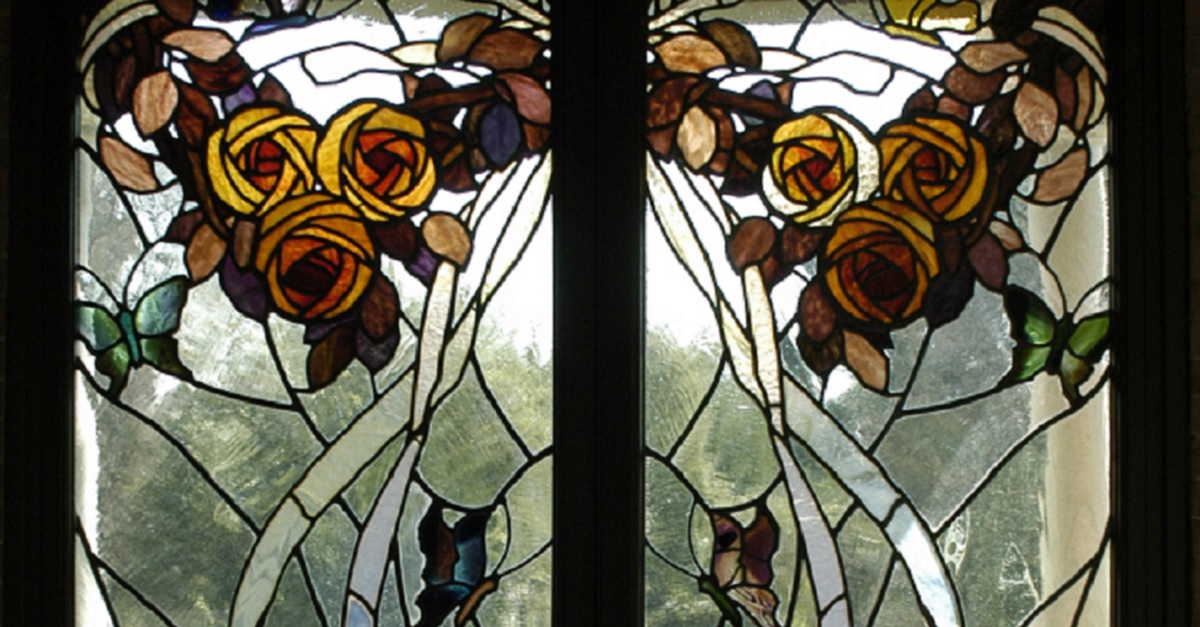 Motivo decorativo floreale e zoomorfo: rose, nastri e farfalle, Paolo Antonio Paschetto, vetrata, 1920, MCC 145